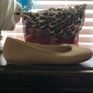 Easy Spirit beige scalloped style flats